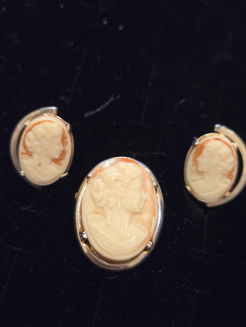 Classic Carved Cameo Brooch and Earring Set - Cream and Peach